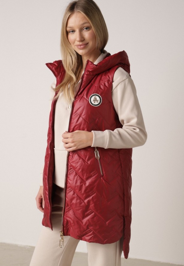 Czerwona Przejściowa Kamizelka Pikowana o Długim Kroju z Kapturem i Naszywką Harmaste