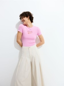 T-shirt z haftem - różowy
