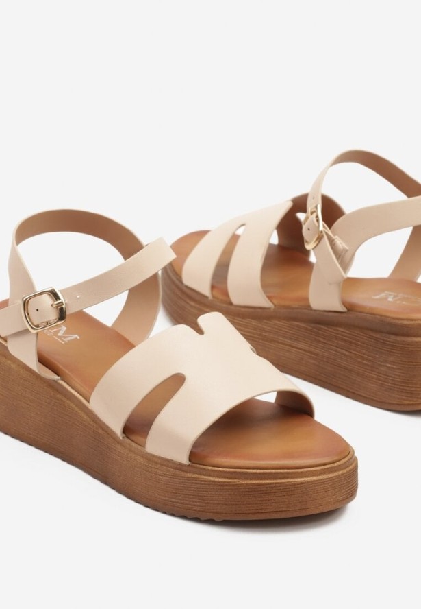 Beżowe Sandały na Koturnie Ozdobione Wycięciami Hiravia