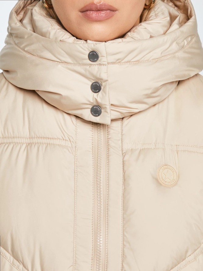 Kamizelka damska pikowana z kapturem beżowa Enifata 801