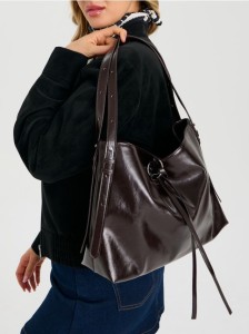 Torebka hobo z imitacji lakierowanej skóry - czerwony