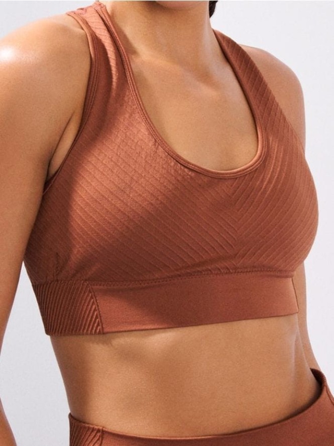 Top sportowy z ozdobnym prążkowaniem na przodzie - brązowy