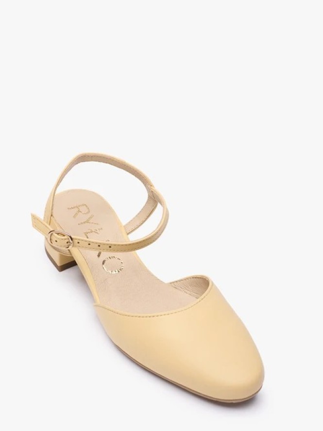 Jasnożółte czółenka slingback na niskim słupku