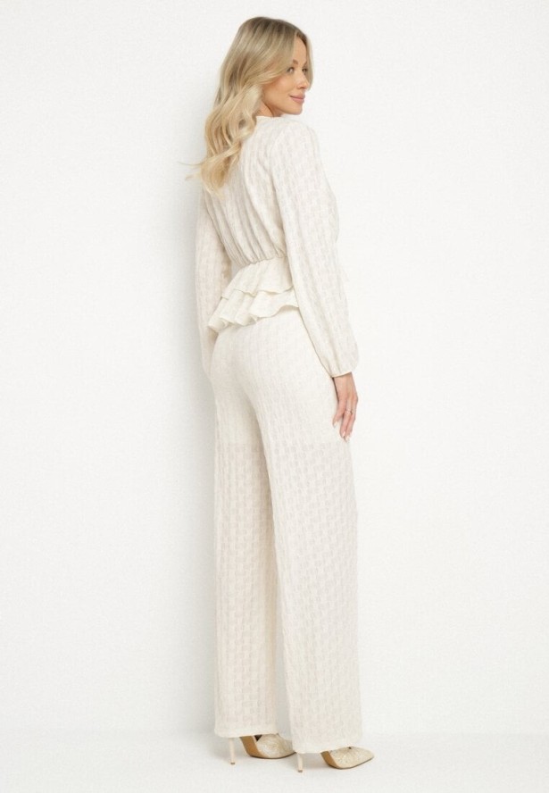 Beżowy Komplet z Tłoczonej Tkaniny Kopertowa Bluzka z Falbanką i Spodnie Hilinne