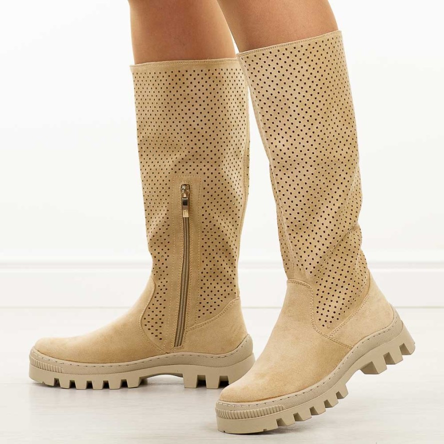 Beżowe wiosenne ażurowe kozaki damskie na traperze Potocki 12010