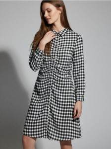 Koszulowa sukienka mini z marszczeniem z przodu i długim rękawem - wielobarwny