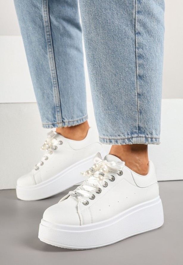 Białe Sneakersy na Grubej Podeszwie z Perforacją i Cyrkoniami Nuritara