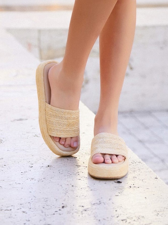 Bellucci Klapki w kolorze beżowym rozmiar: 36