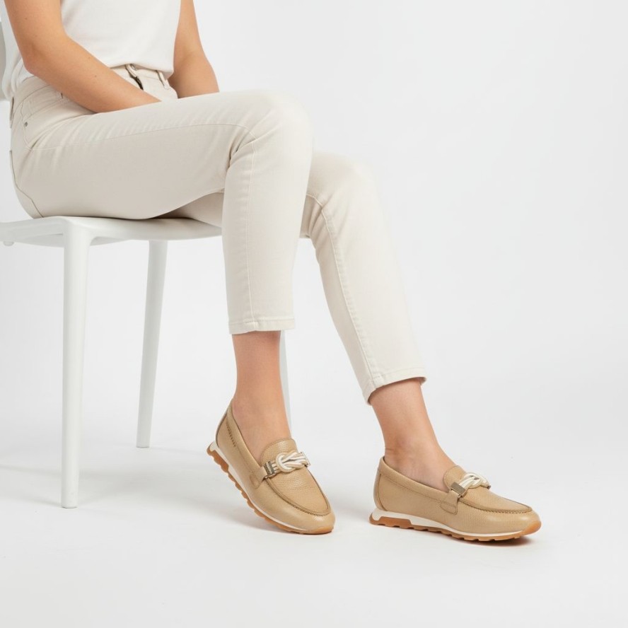 Półbuty damskie Hispanitas, ze skóry naturalnej wsuwany krój metalowa ozdoba na podbiciu, beżowe, HV264662 Bolero-V26 Desert