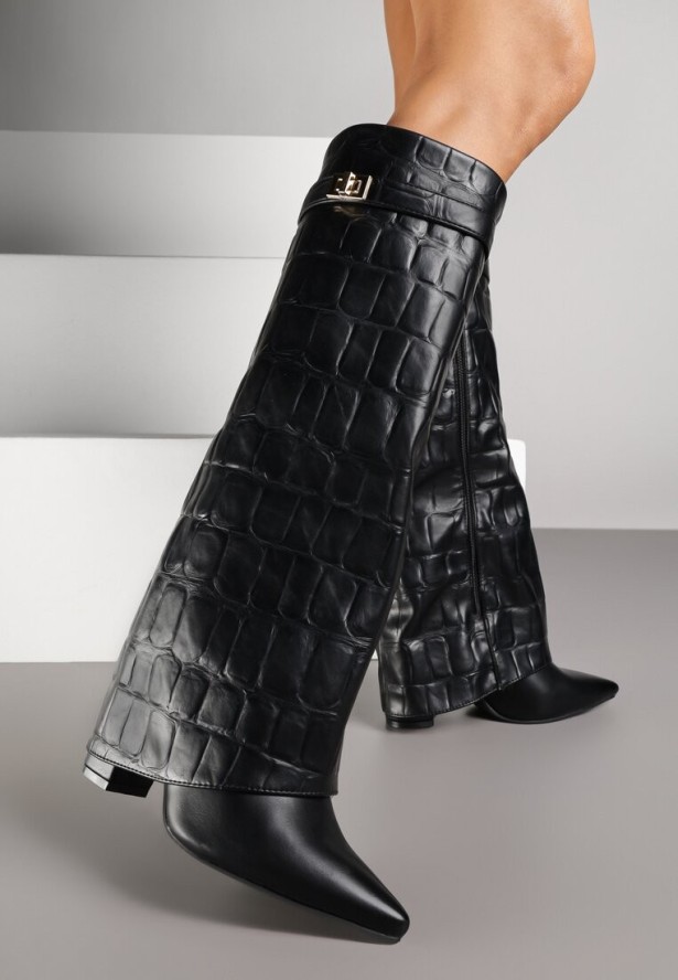 Czarne Kozaki na Obcasie z Tłoczoną Wywiniętą Cholewką i Klamrą Latalina