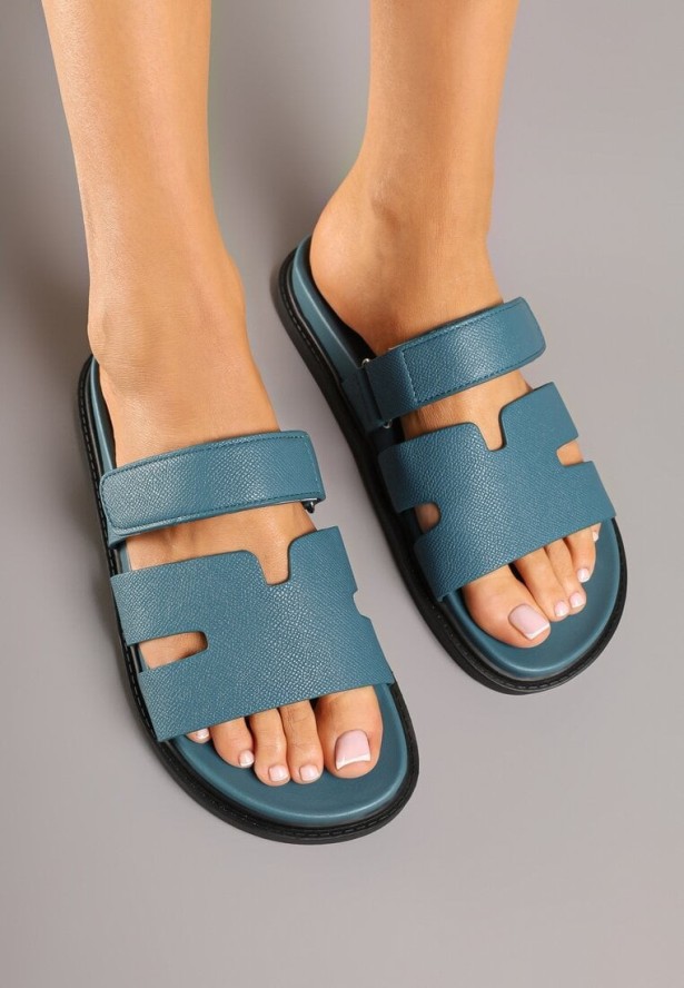 Ciemnoniebieskie Klapki z Pianki Zdobione Wycięciami Arrivara