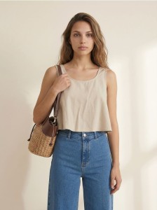 Crop top z ozdobnym wiazaniem z domieszką lnu - kremowy