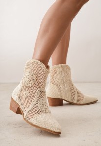Beżowe Botki Kowbojki VICES na Niskim Stożku z Ażurową Cholewką Azinessa