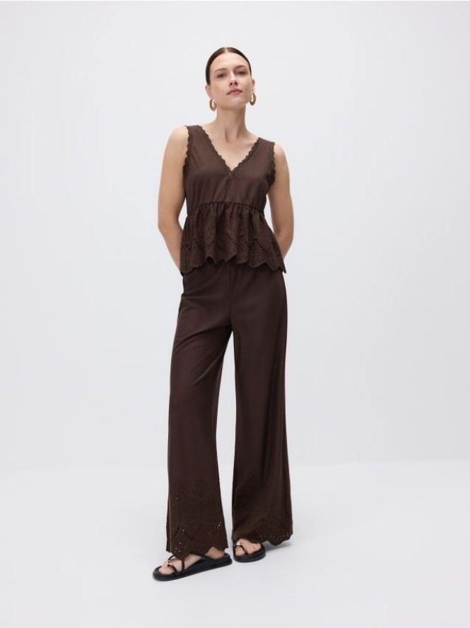 Luźne spodnie z ażurowym haftem - ciemnobrązowy