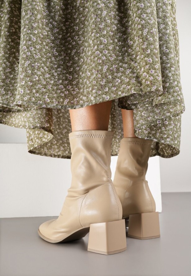 Ciemnobeżowe Botki na Słupku z Kwadratowym Noskiem Adelles