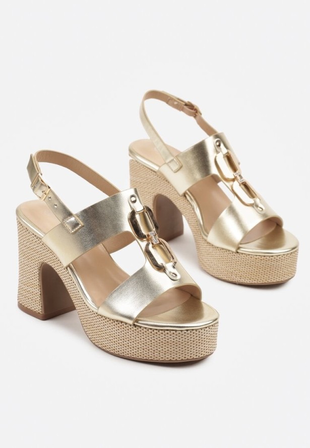 Złote Sandały na Platformie i Obcasie Ozdobione Metaliczną Aplikacją Tosmella