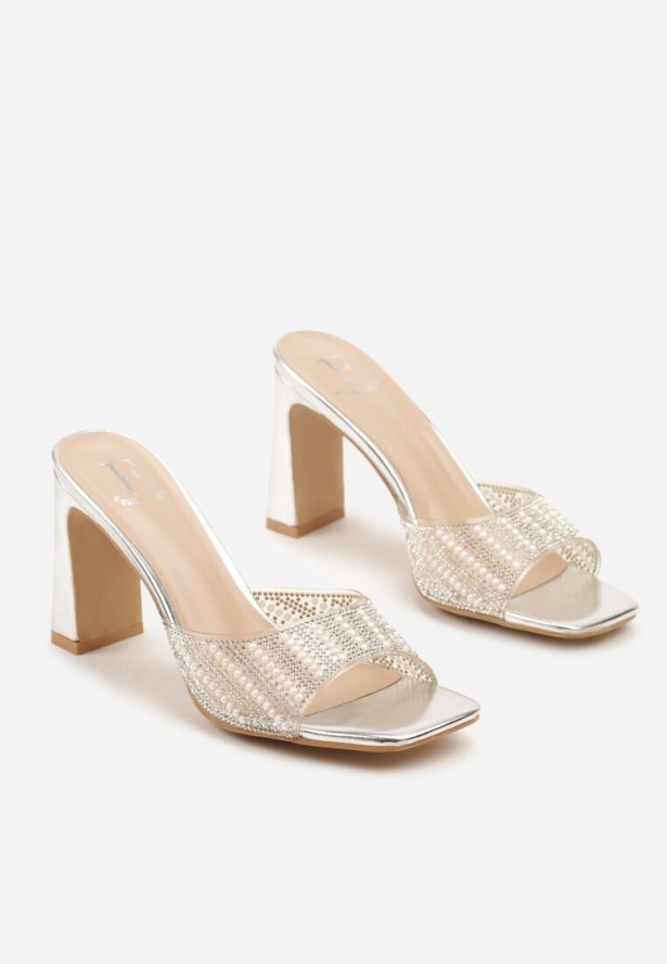 Srebrne Klapki na Obcasie Ozdobione Cyrkoniami Merania