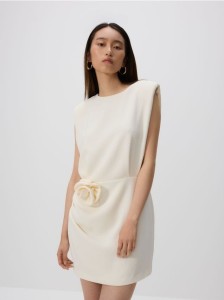 Sukienka mini z ozdobną różą - złamana biel