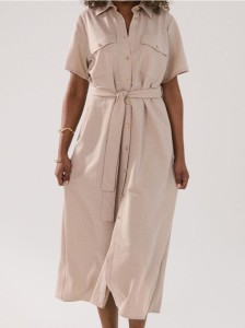 Koszulowa sukienka midi z paskiem - kremowy