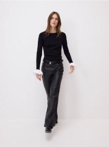 Sweter z ozdobną wstawką - czarny