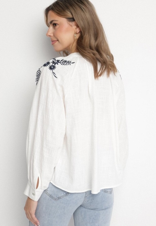 Biała Bluzka z Wiskozy z Ozdobnym Haftem Erinova