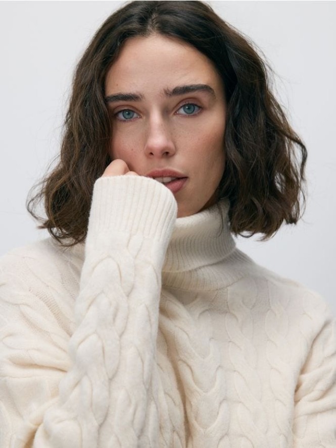 Golf z ozdobnym splotem - kremowy