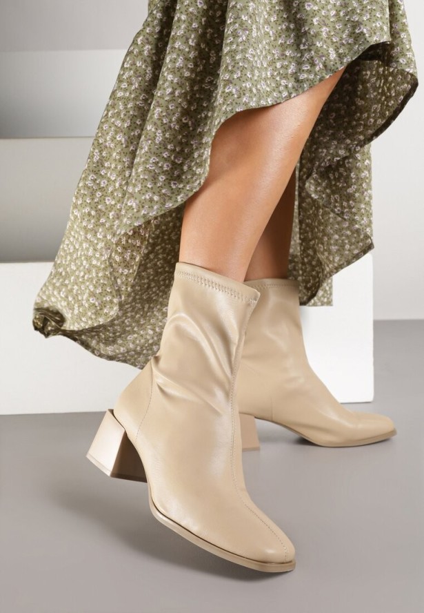 Ciemnobeżowe Botki na Słupku z Kwadratowym Noskiem Adelles