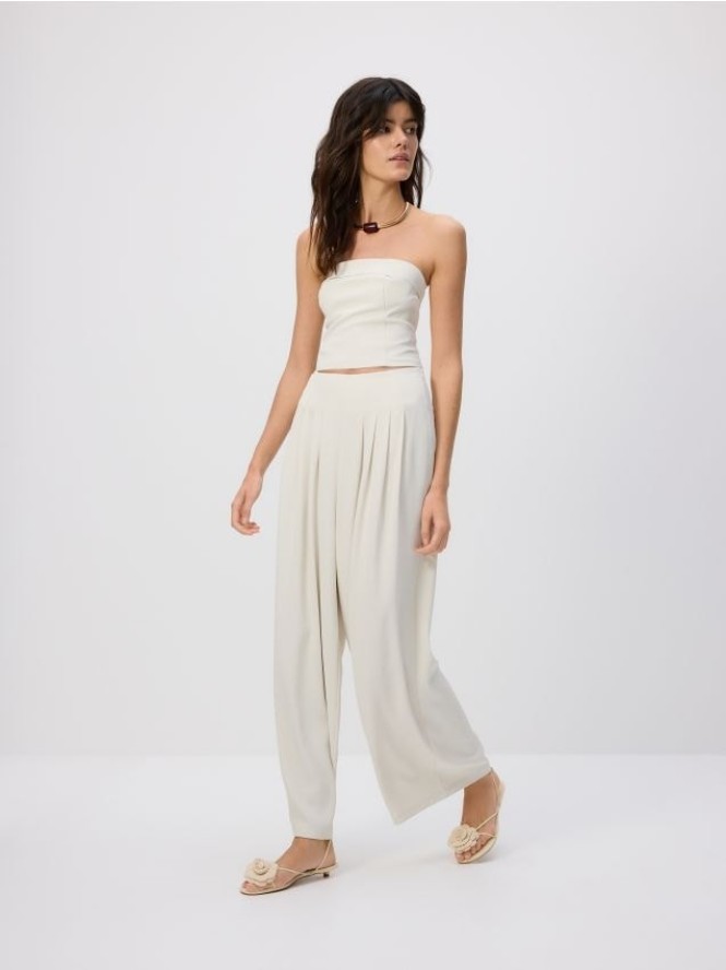 Szerokie spodnie z zakładkami - złamana biel