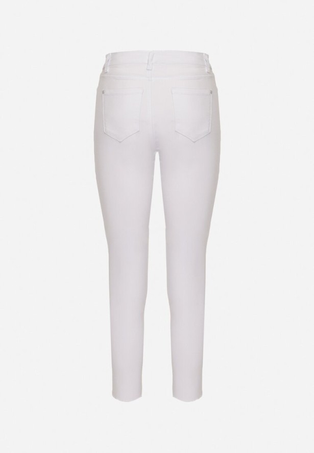 Białe Dopasowane Bawełniane Jeansy z Wysokim Stanem i Dziurami na Kolanach Novanera