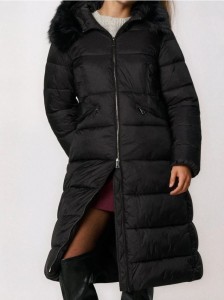 Pikowany płaszcz z kapturem - czarny