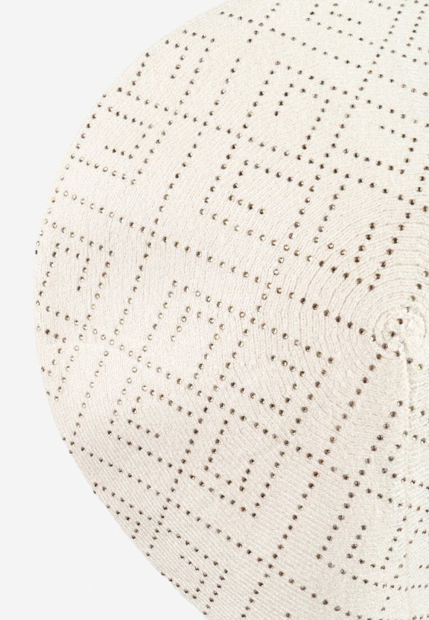 Jasnobeżowa Czapka Beret z Ozdobnym Wzorem w Cyrkonie Blorgga