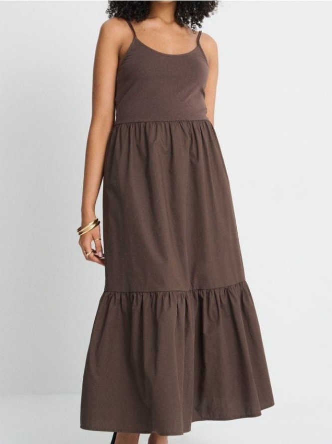 Bawełniana sukienka midi z efektem stopniowania na ramiączkach - brązowy