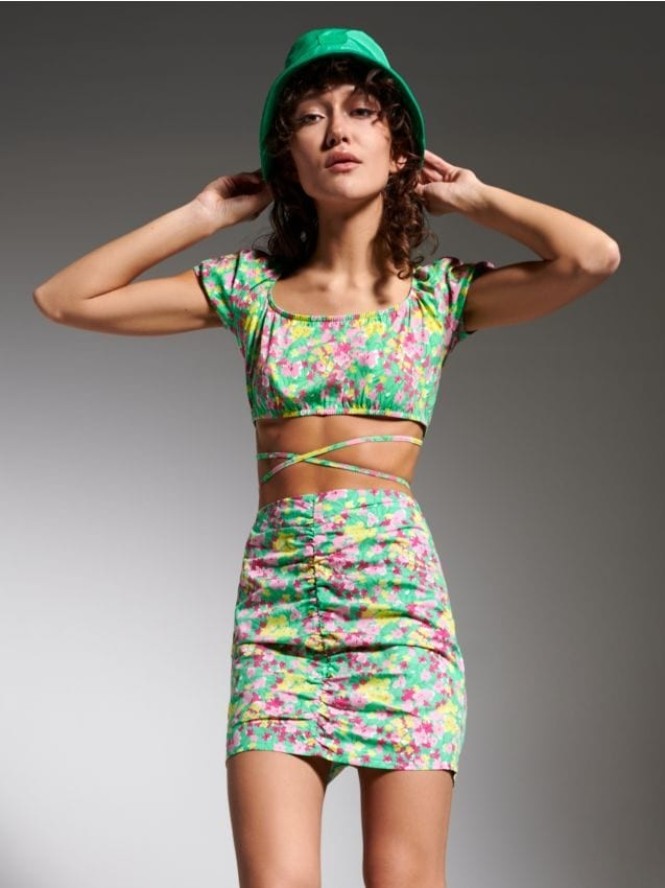 Crop top z wiązaniem - wielobarwny