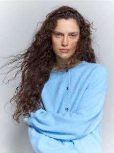 Sweter z dekoracyjnymi guzikami - jasnoniebieski