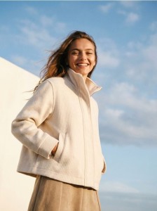 Prążkowana kurtka ze stójką - kremowy