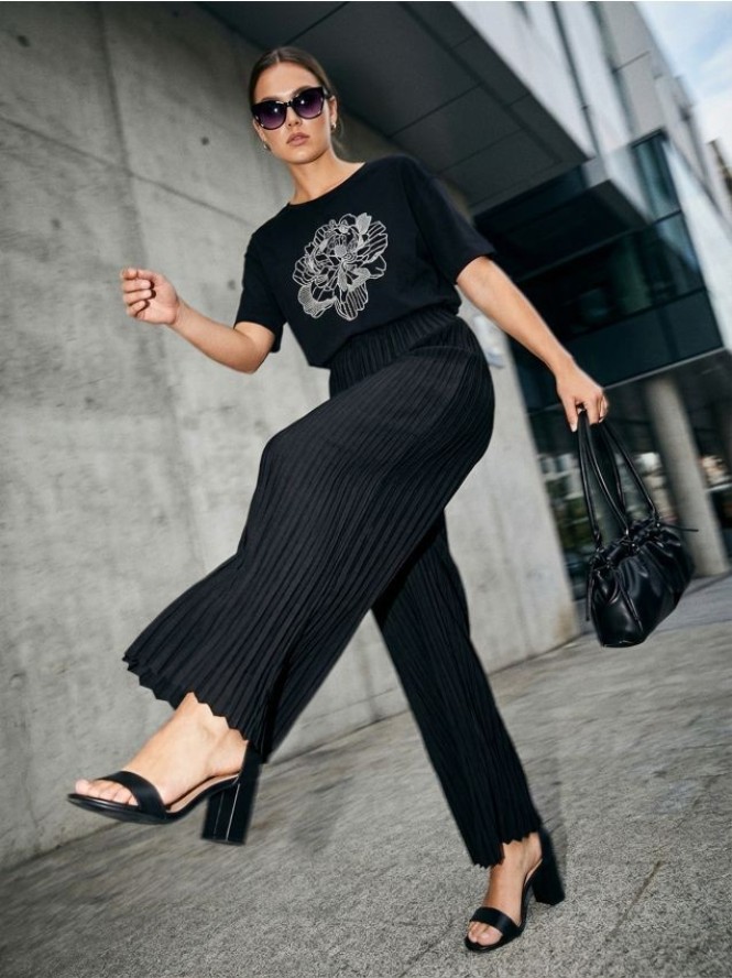 Bawełniana koszulka z haftem - czarny