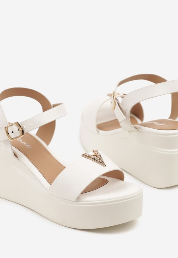 Białe Sandały na Koturnie i Platformie z Metalową Ozdobą Galinelia