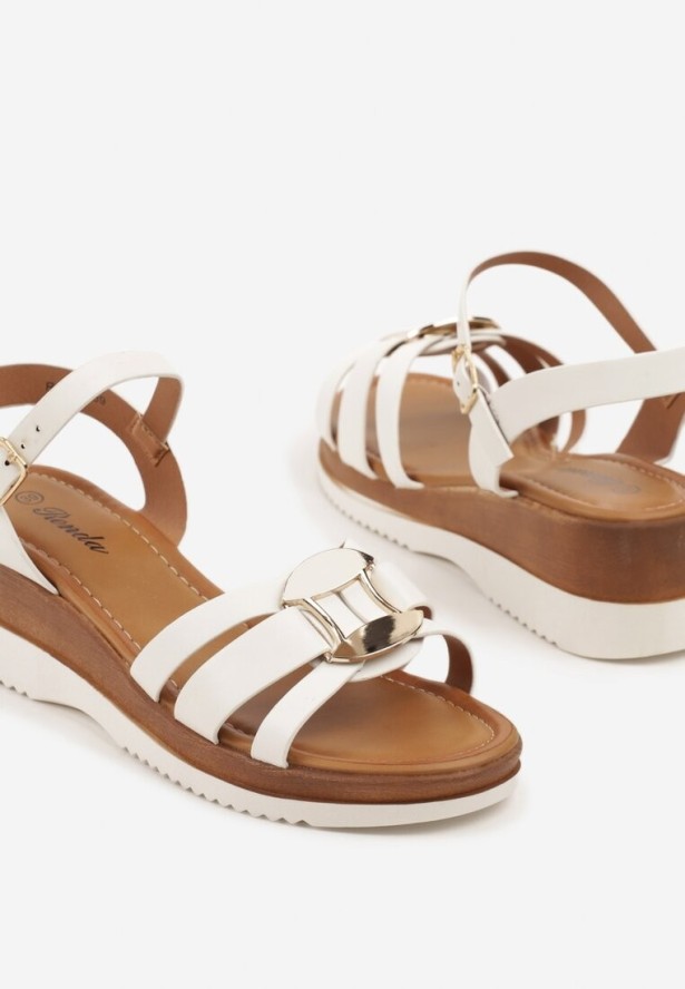 Białe Sandały na Koturnie Ozdobione Metaliczną Aplikacją Nevirissa