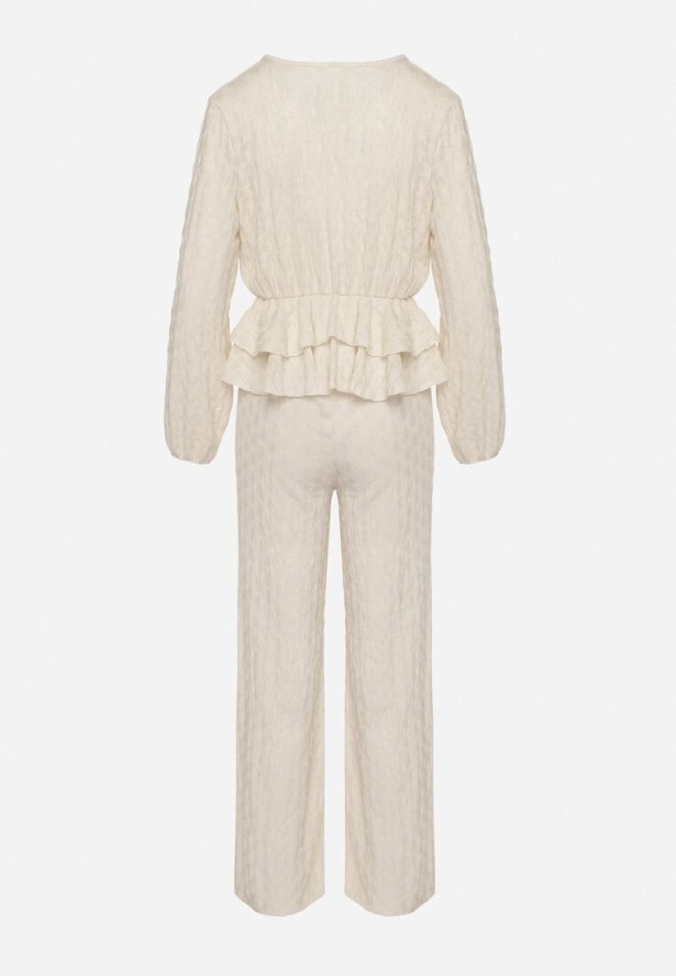 Beżowy Komplet z Tłoczonej Tkaniny Kopertowa Bluzka z Falbanką i Spodnie Hilinne