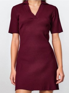 Prążkowana sukienka midi z krótkim rękawem - czerwony