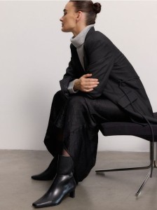 Skórzane botki na obcasie - czarny