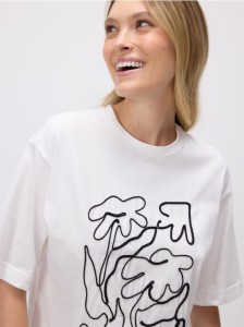 T-shirt z haftem - biały