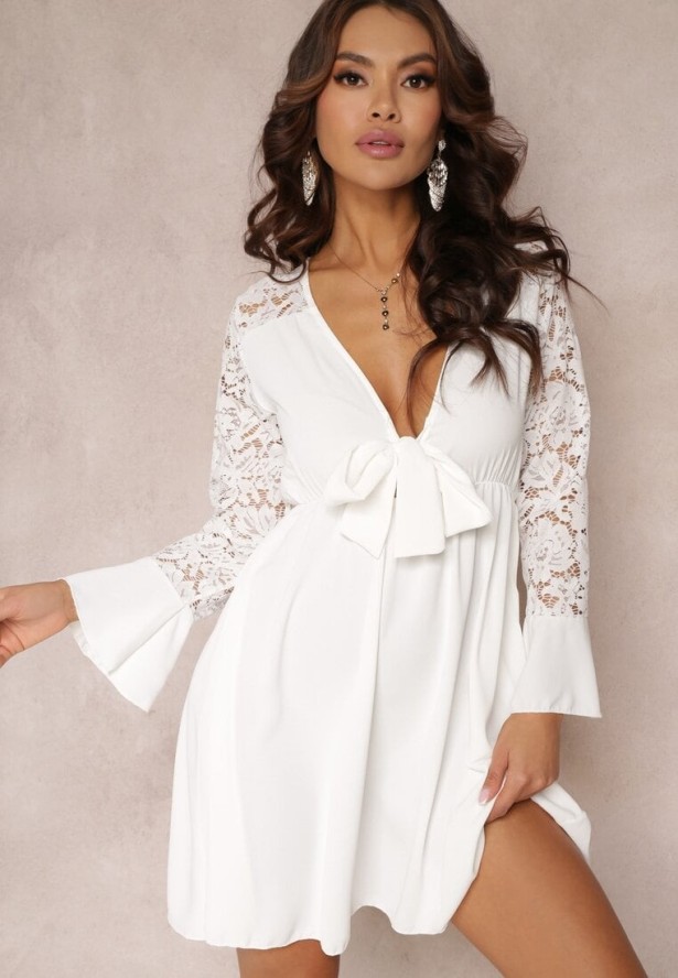 Biała Sukienka Mini z Gumką w Pasie i Koronkowymi Rękawami Cobham