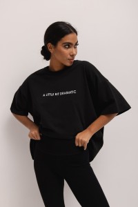 T-shirt typu oversize z HAFTEM w kolorze TOTALLY BLACK - EAZY-XS/S