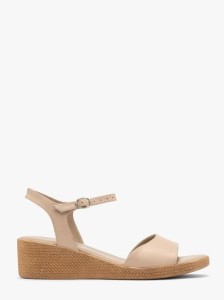 Beżowe sandały na niskiej platformie
