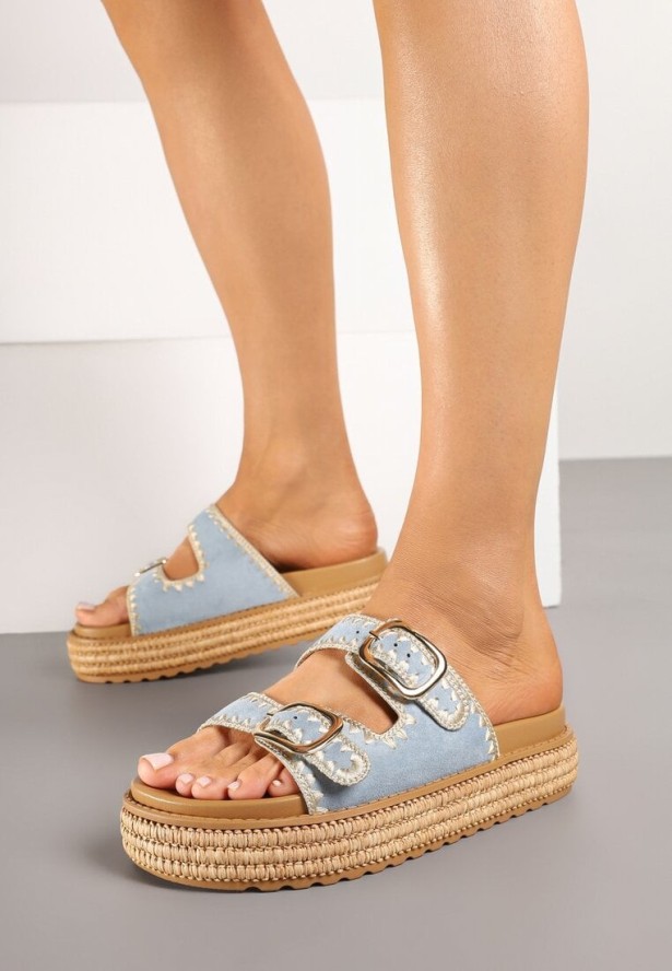 Niebieskie Klapki na Platformie Ozdobione Geometrycznym Motywem i Klamrami Neorian