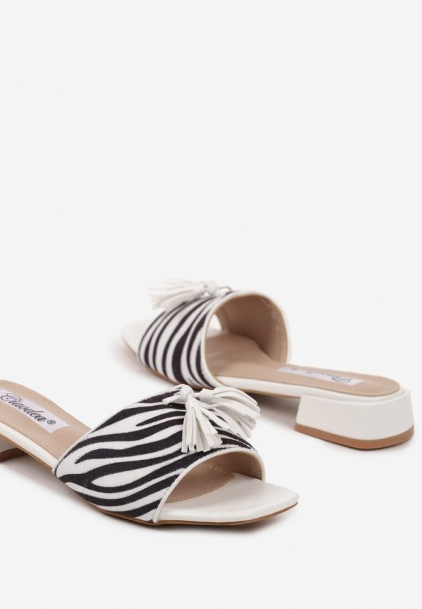 Białe Klapki na Niskim Obcasie z Frędzlami Zdobione Animal Printem Elanindel