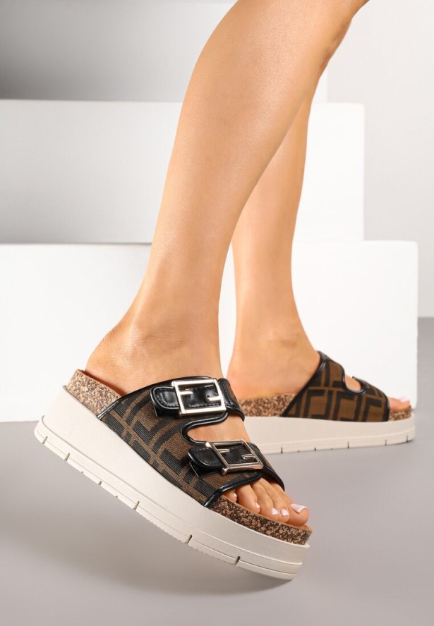 Czarne Klapki na Platformie Ozdobione Geometrycznym Motywem Rinmariela