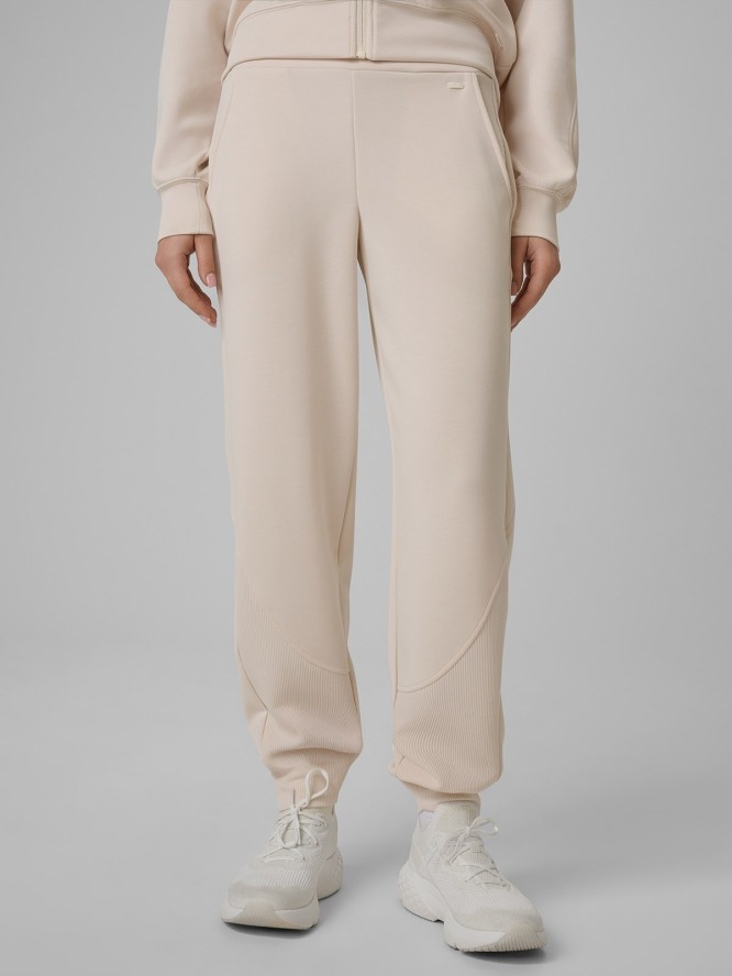 4F Spodnie dresowe z modalem joggery damskie - beżowe XL