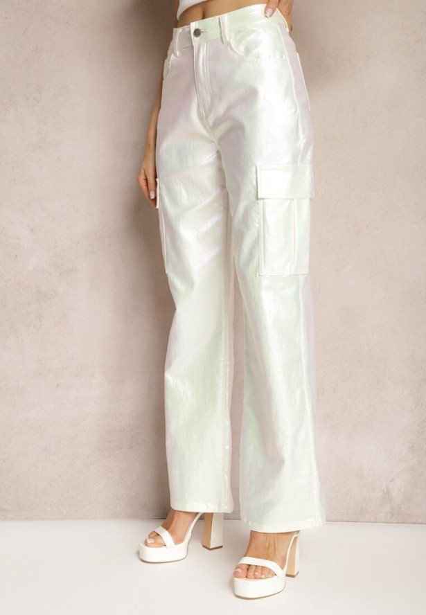 Białe Metaliczne Spodnie Bojówki z Regularną Talią i Bocznymi Kieszeniami Sokhome